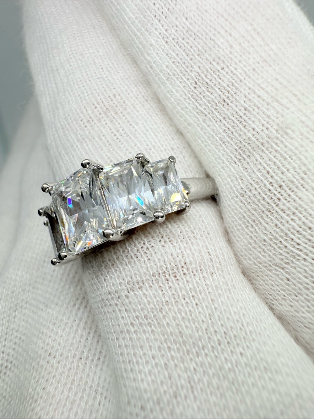 Stunning 14K White Gold 5-Stone Radiant Cut Ring - Size 6 💎 - Picture 15 of 17